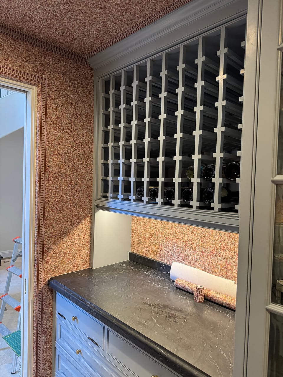 Border mitered around the wet bar