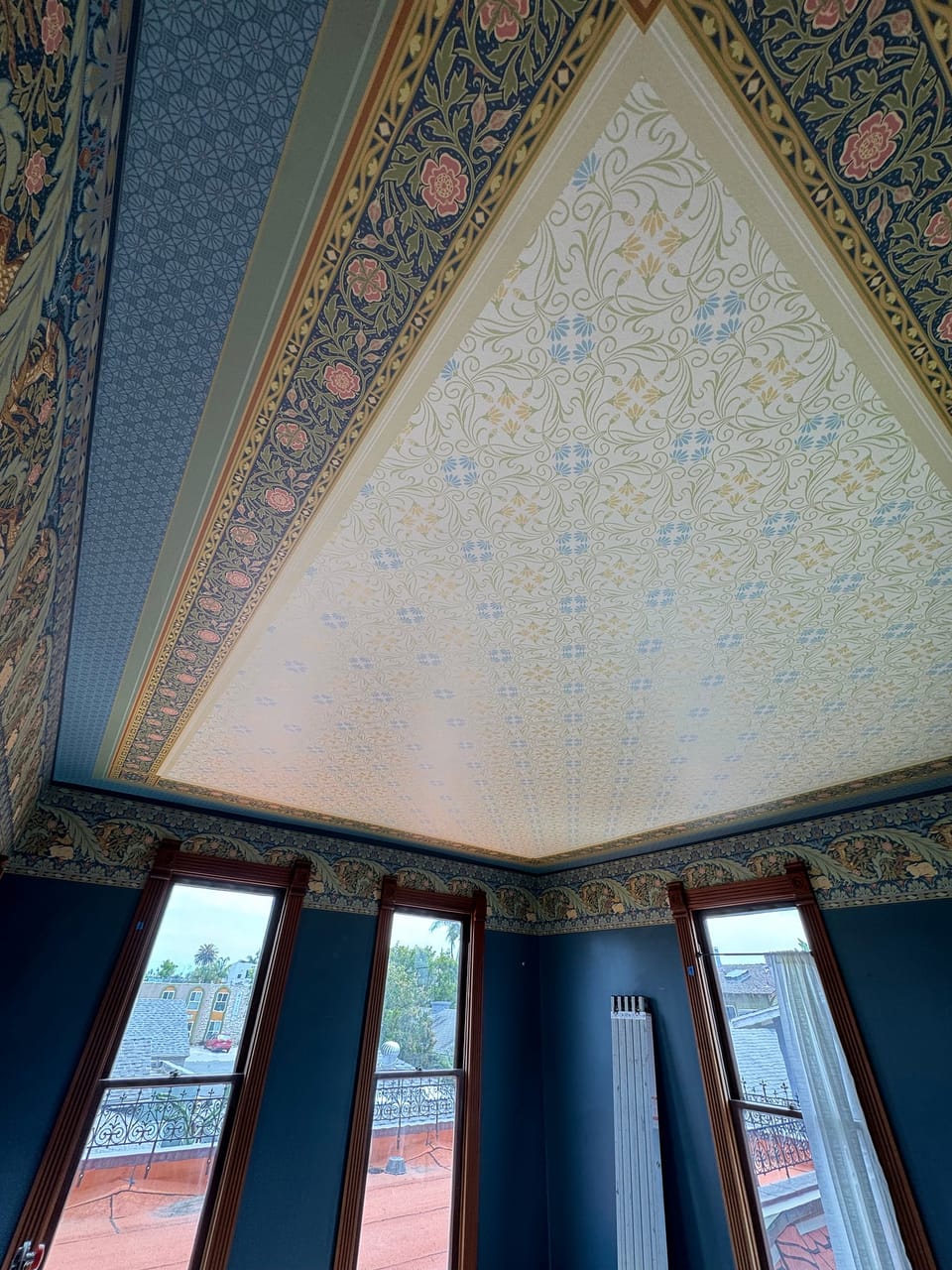 Bradbury ceiling with border and corner blocks