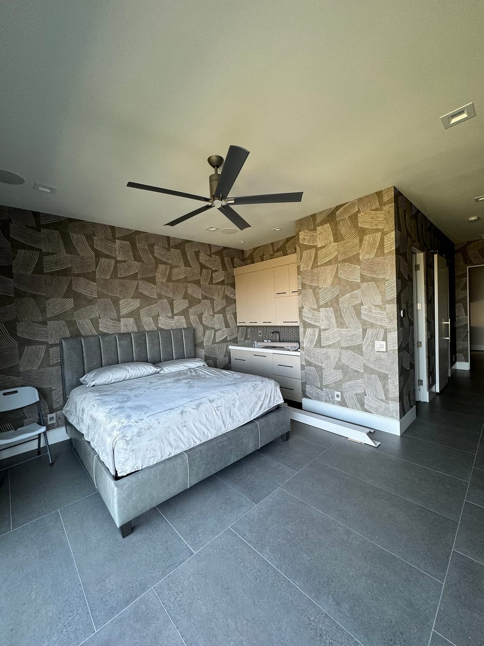 Casamance vinyl in a bedroom