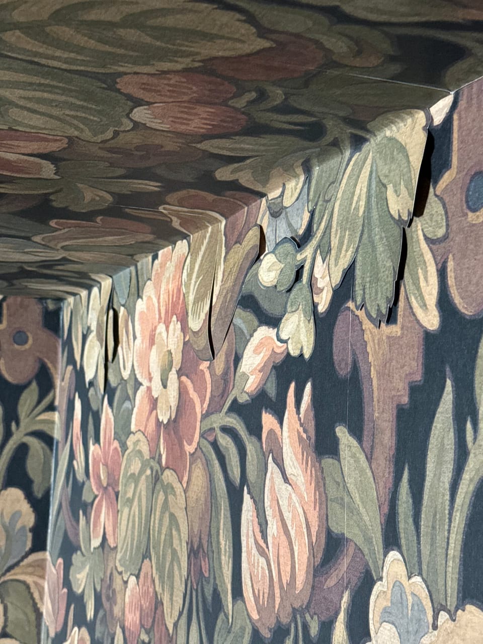 Close view where the ceiling material meets the wall