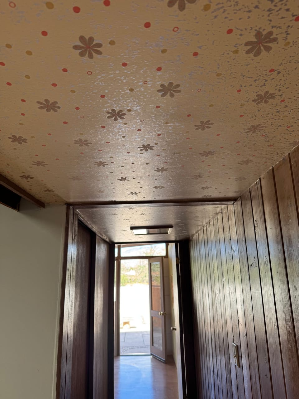 The hallway ceiling with the finished pattern