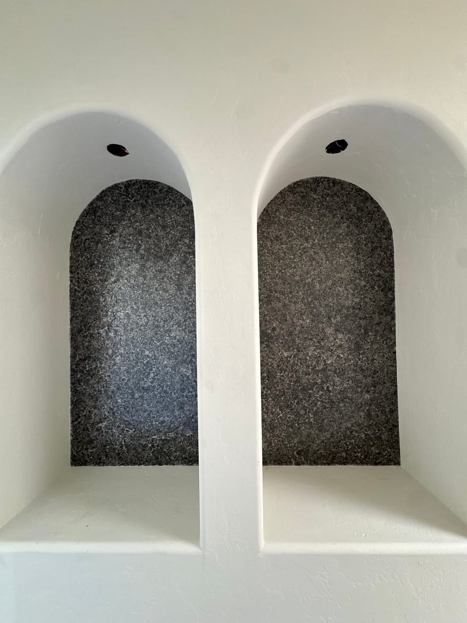 Vahallan in two arched cubbies
