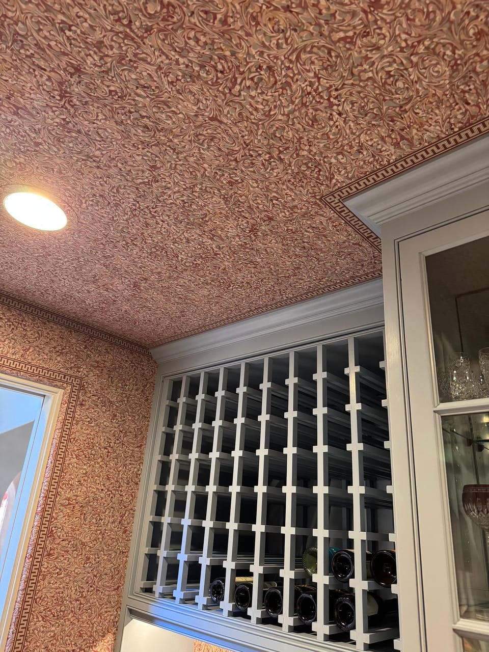 Wet bar with a patterned ceiling
